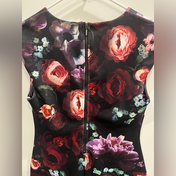 Floral print form-fitting midi dress - Picture 4 of 7